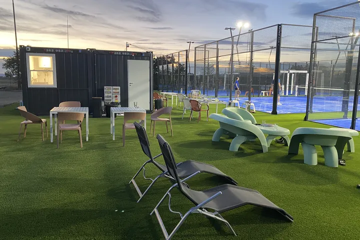 Naplemente a Chill Padel Club közösségi terén Csömörön