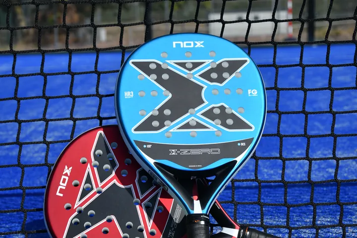 Padelütők és labda a hálónál a kék pályán Csömörön