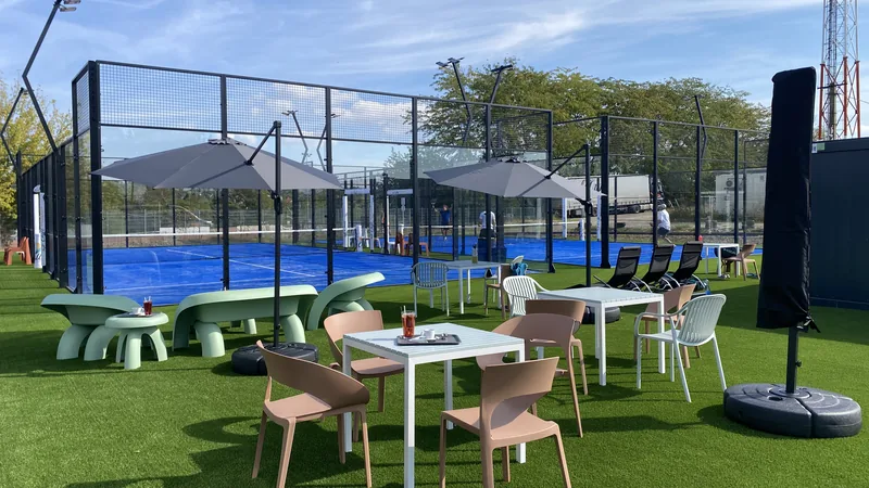 Büfé és közösségi tér a Chill Padel Clubban Csömörön, asztalok a pályák mellett